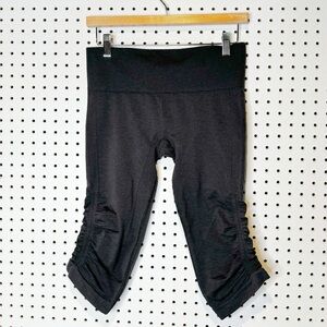 Lululemon | Seamless Crop Yoga Pants in Black Sz. 6